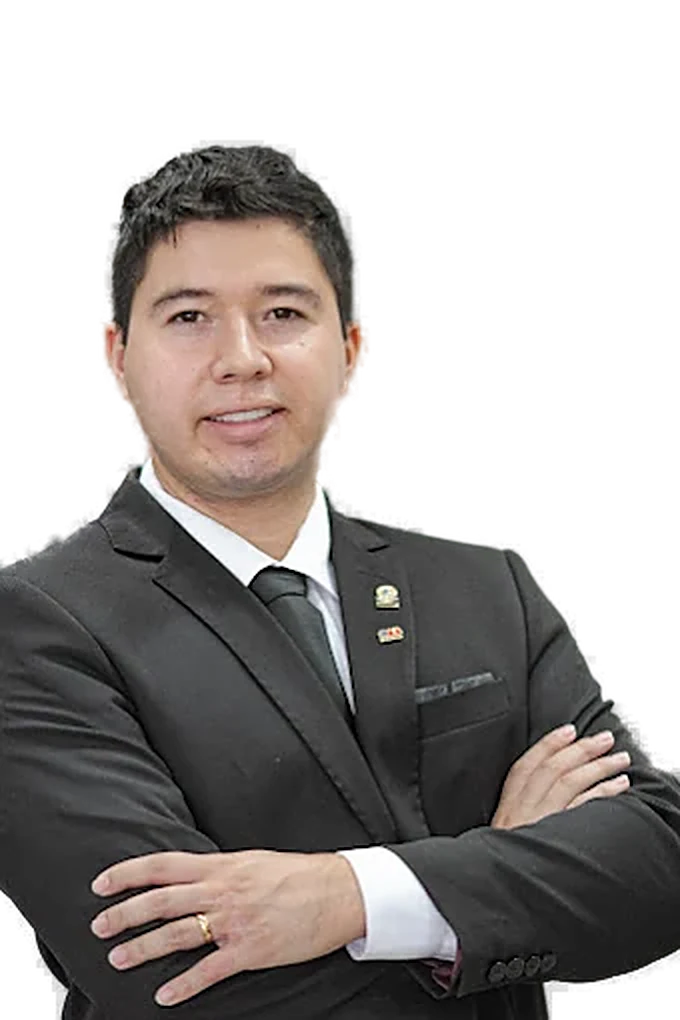 Advogado Lucas Souza de terno escuro, braços cruzados