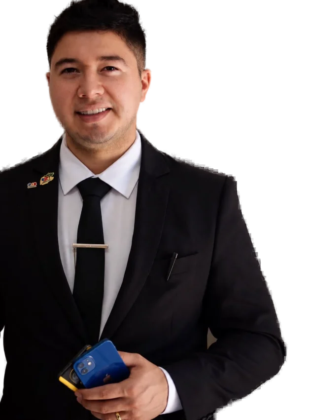 Lucas Souza sorrindo, segurando o celular